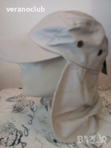 Бежова шапка с козирка с кърпа отзад