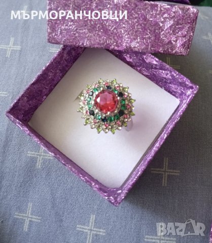 Масивен, нов сребърен пръстен. С подарък-луксозна, подаръна кутия.