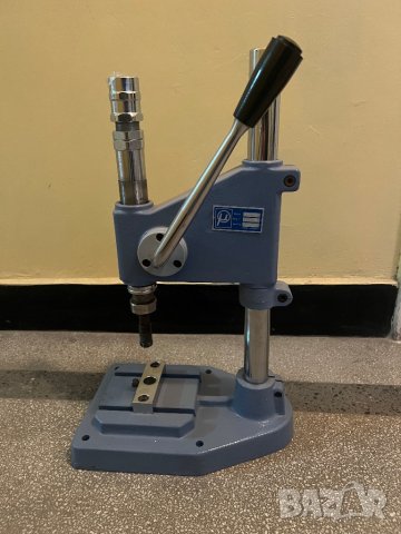 Продавам машина за капси и копчета , снимка 1