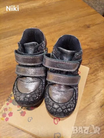 Различни детски обувки с топла подплата.