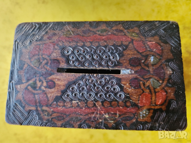 касичка дървена с пирография и рисунки ( детска от соц.времена), с ключе, снимка 2 - Други ценни предмети - 52928819