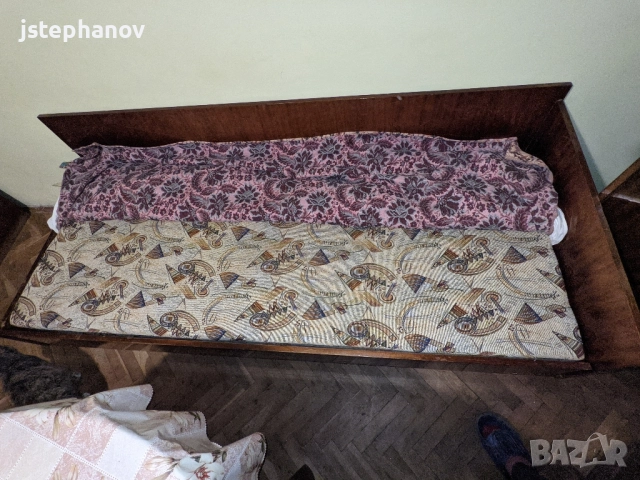 ПОДАРЯВАТ СЕ! Подарявам стари мебели - легла, шкафове, бюро, ракла, снимка 5 - Гардероби - 52641959