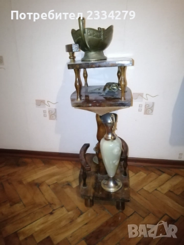 Стара дървена помощна масичка на три нива, резбована колона. , снимка 3 - Антикварни и старинни предмети - 52931297