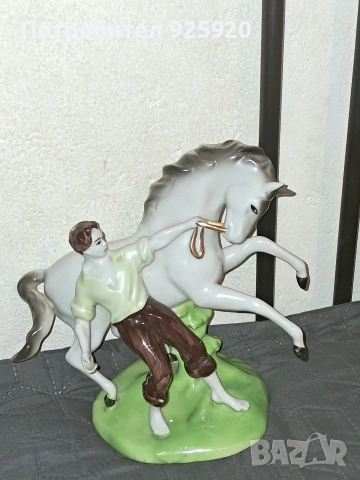 Продавам БГ порцеланова фигура 