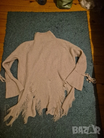 бежов пуловер с дупки Радис
