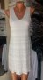МНОГО КРАСИВА бяла рокля с остро деколте и нежна сребриста нишка в тъканта, снимка 1