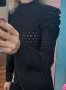 Черна блузка с къдрави рамене S , снимка 1 - Блузи с дълъг ръкав и пуловери - 34935148