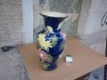 Стара релефна доста  голяма  ваза порцелан, снимка 1 - Антикварни и старинни предмети - 43135069