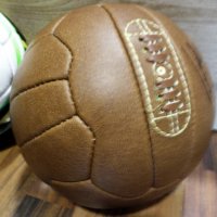 Футболна топка с автограф на Стоичков, снимка 2 - Фен артикули - 29008849