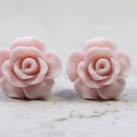 Нежни обеци рози в цвят пудра, снимка 1 - Обеци - 34800450