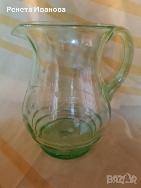 Прекрасна, стара кана от зелено стъкло , снимка 1