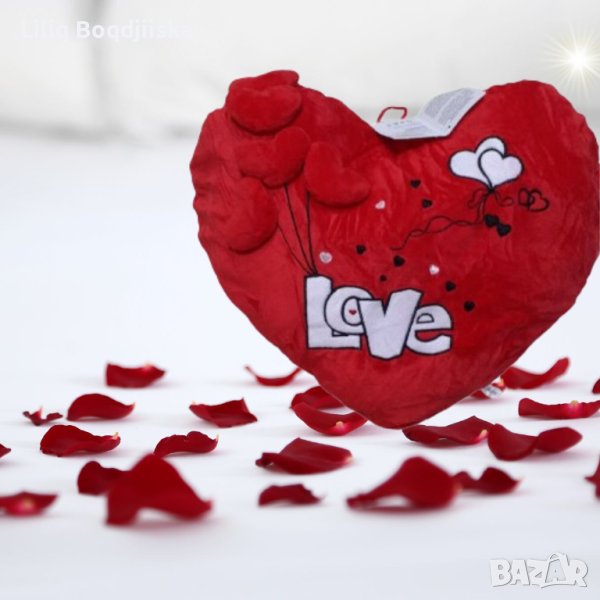 Подаръчна плюшена музикална възглавничка Сърце с бял надпис LOVE, 40см., снимка 1
