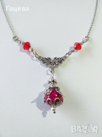 Разкошно колие във Викториански стил в рубинено червено и изящни орнаменти в цвят Сребро  