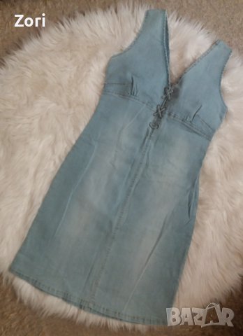 УНИКАЛНА дънкова рокля в светъл деним вталена с остро деколте 