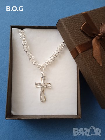 Масивен, сребърен ланец с кръст. Поставен в подаръчна кутия., снимка 1 - Колиета, медальони, синджири - 43450740