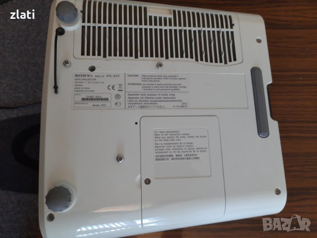 Продавам проектор Sony VPL-EX7 3LCD лампа 382 часа с лек проблем в картината, снимка 3 - Плейъри, домашно кино, прожектори - 35100273