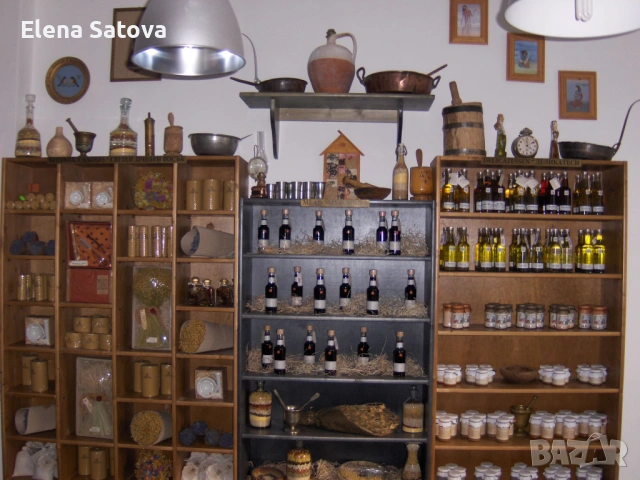 Продавам поставки , маси и полилеи, снимка 5 - Маси - 53401378