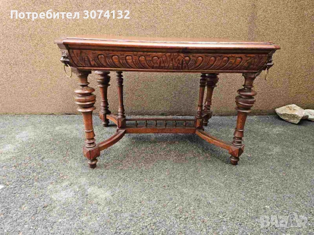 Трапезна маса с дърворезба