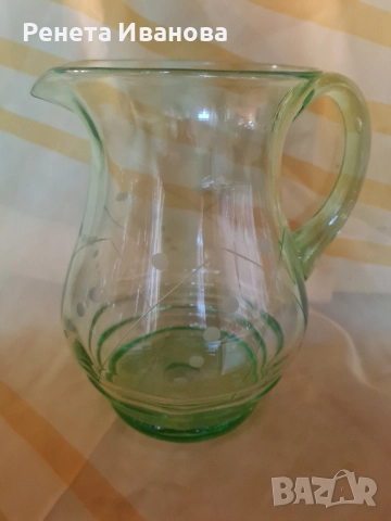 Прекрасна, стара кана от зелено стъкло , снимка 1