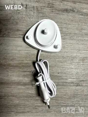 Зарядно устройство за четка за зъби Oral B-BRAUN, с държач за две глави на четка, бяло