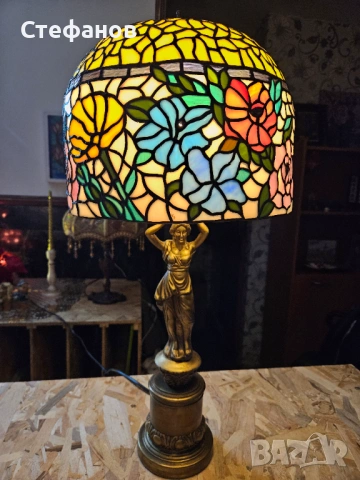Настолна лампа в стил Тифани
