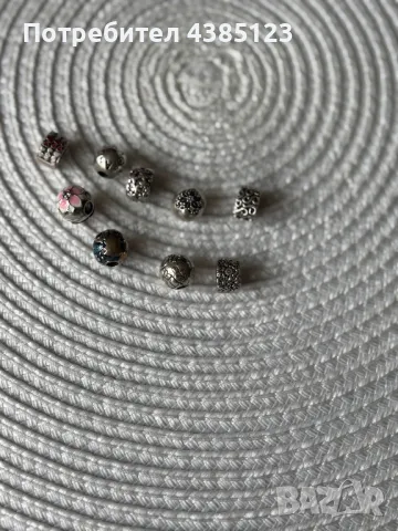 Оригинални талисмани Pandora, снимка 2 - Колиета, медальони, синджири - 49770211