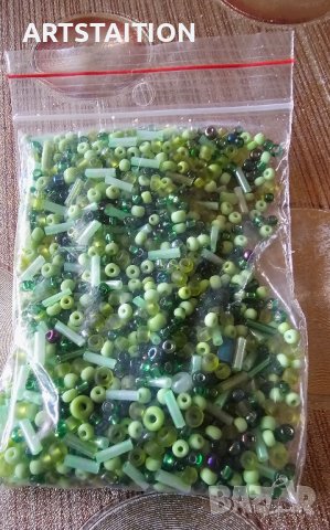   Различни цветове мъниста и материали за направа на подаръци и декорации, снимка 1