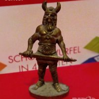 Стара бронзова фигурка на варварин с меч от шоколадови яйца Киндер Сюрприз / kinder surprise, снимка 1 - Колекции - 14358207