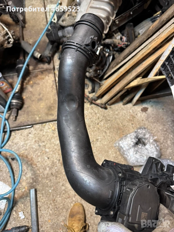 Въздуховод за двигател на Мерцедес Mercedes 2.2Cdi само за 20лв. A6510900242, снимка 1