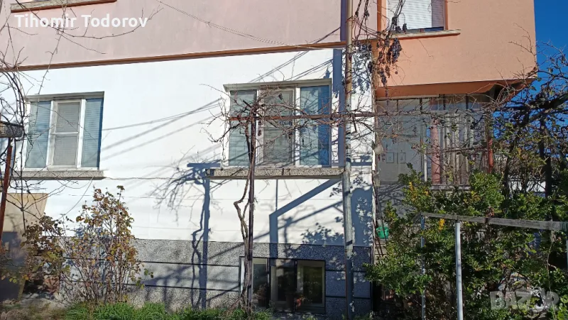 Продавам Първи етаж от къща,масивен гараж и сутерен в гр.Казанлък от собственик, снимка 1