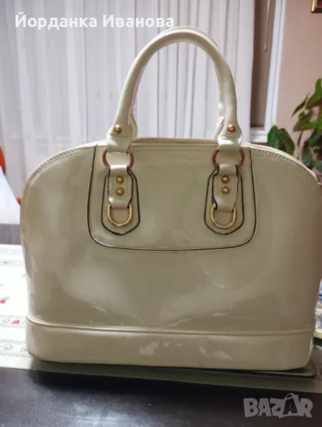 Бяла лачена чанта в комплект с портмоне, снимка 1