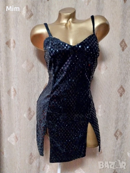 S Черна рокля от плюш с капки имитиращи лак , снимка 1