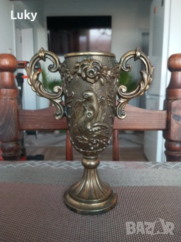 Продавам старинен, красив релефен бокал(ваза,чаша).Германия.