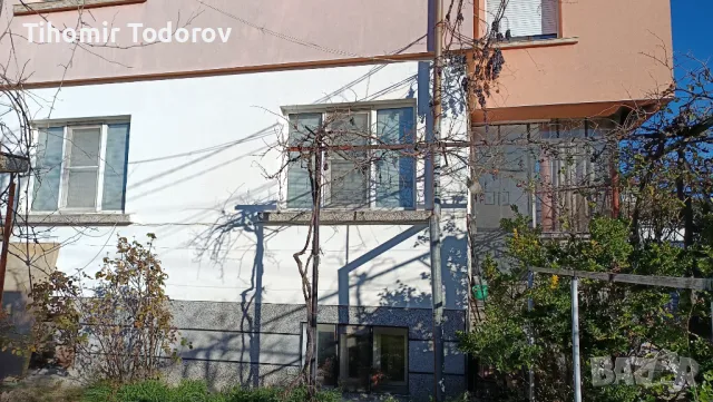 Продавам Първи етаж от къща,масивен гараж и сутерен в гр.Казанлък от собственик, снимка 1