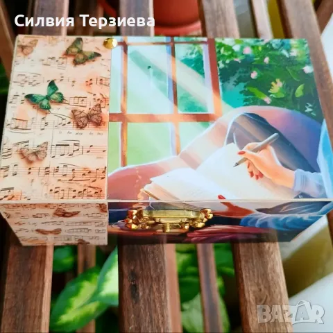 Ръчно изработена дървена кутия с вътрешна декорация 