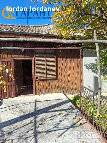 Продава се парцел с къща в с. Горна Диканя 