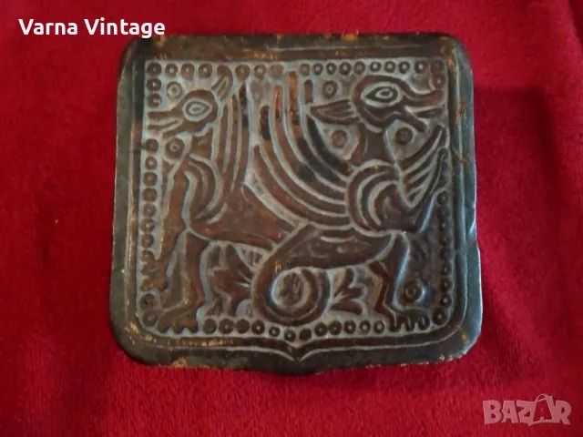  Стара кожена кутия Рилски манастир. за реставрация.