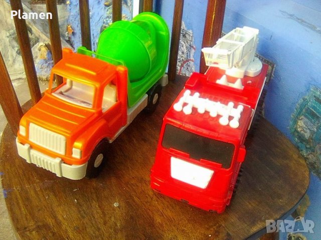Две пластмасови камиончета пожарна и бетоновоз, снимка 1 - Коли, камиони, мотори, писти - 39150357