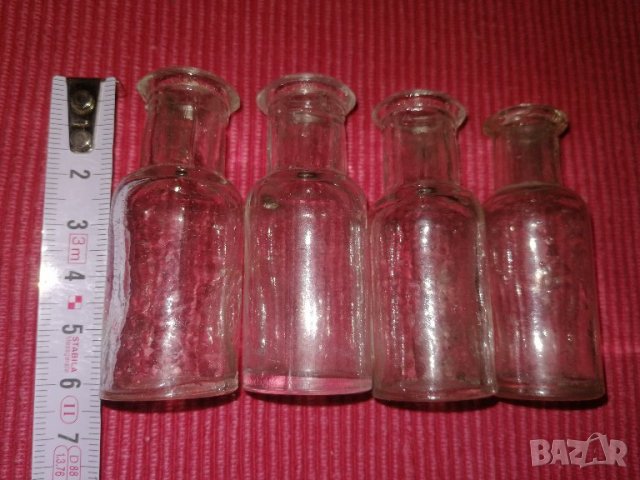 Стари медицински шишета от лекарства. 