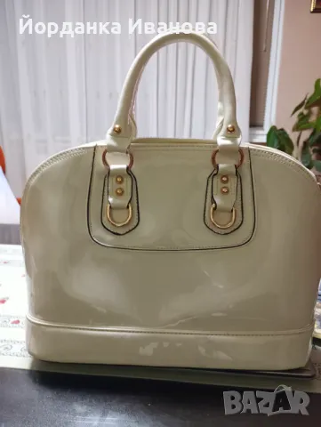 Бяла лачена чанта в комплект с портмоне, снимка 1