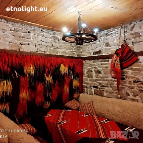 Полилеи, осветление от автентични реставрирани колела от каруца с дървени чашки , снимка 5 - Полилеи - 49455496