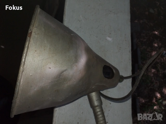 Стара индустриална лампа с много яка стойка. Уникат.