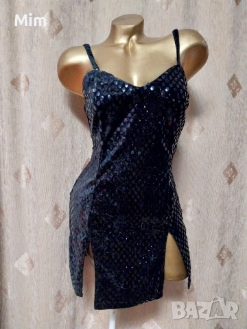 S Черна рокля от плюш с капки имитиращи лак 