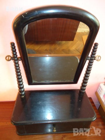 Красиво малко шкафче с огледало, снимка 1 - Антикварни и старинни предмети - 35472488