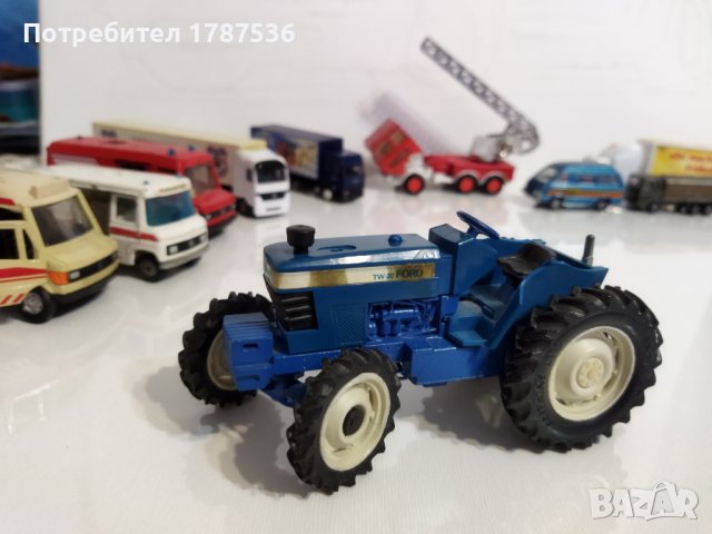 COLLECTIBLE TRACTOR MODEL FORD TW-20 PRODUCED BY BRITAINS активно кормило и теглич.  ,състояние види, снимка 6 - Колекции - 40745934