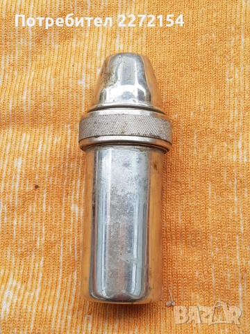 Стъклена спринцовка в метален калъф