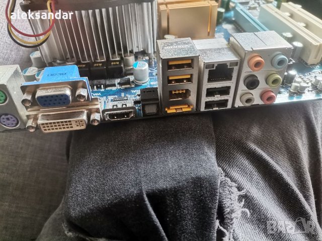Продавам дънно 775 Gigabite със процесор. Q8400. QUAD-CORE. 4GB RAM. , снимка 2 - Дънни платки - 33547537