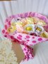 Букет с цветя от хартия и бонбони