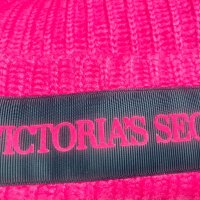 Оригинална шапка или шал Victoria’s Secret Pom Pom , снимка 10 - Шапки - 27276803
