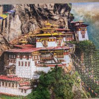 Пъзел Trefl, Паро Такцанг, Бутан, 2000 части, снимка 3 - Пъзели - 43195859